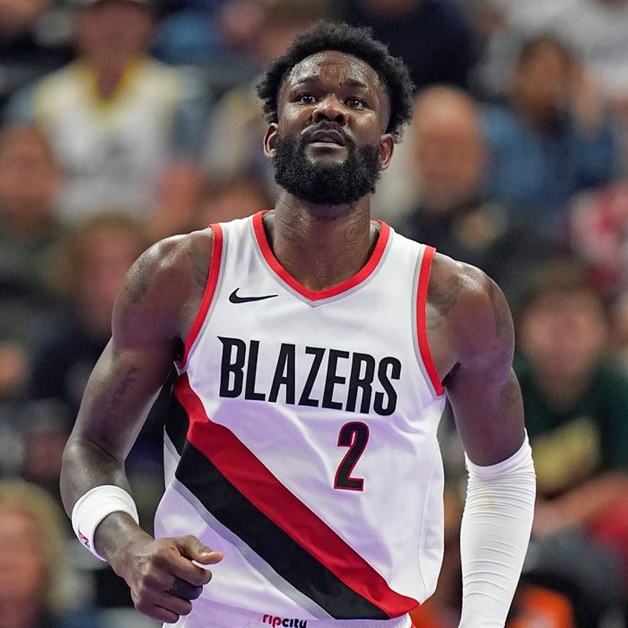 老鹰主场大胜开拓者,领先西部半决赛 老鹰主场大胜开拓者,领先西部半决赛