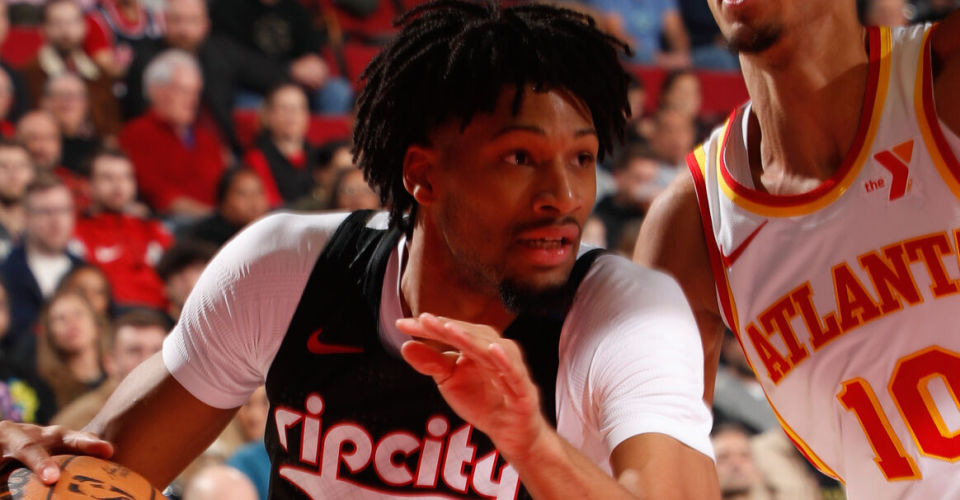 老鹰主场大胜开拓者,领先西部半决赛 老鹰主场大胜开拓者,领先西部半决赛