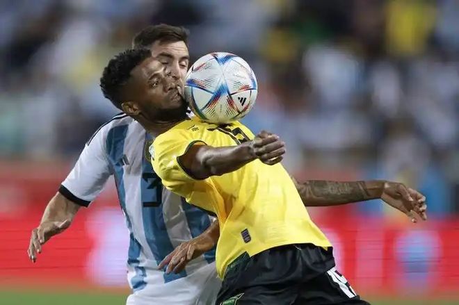 列斯联客场惨败,连败无门防线被对手粉碎 列斯联客场惨败,连败无门防线被对手粉碎