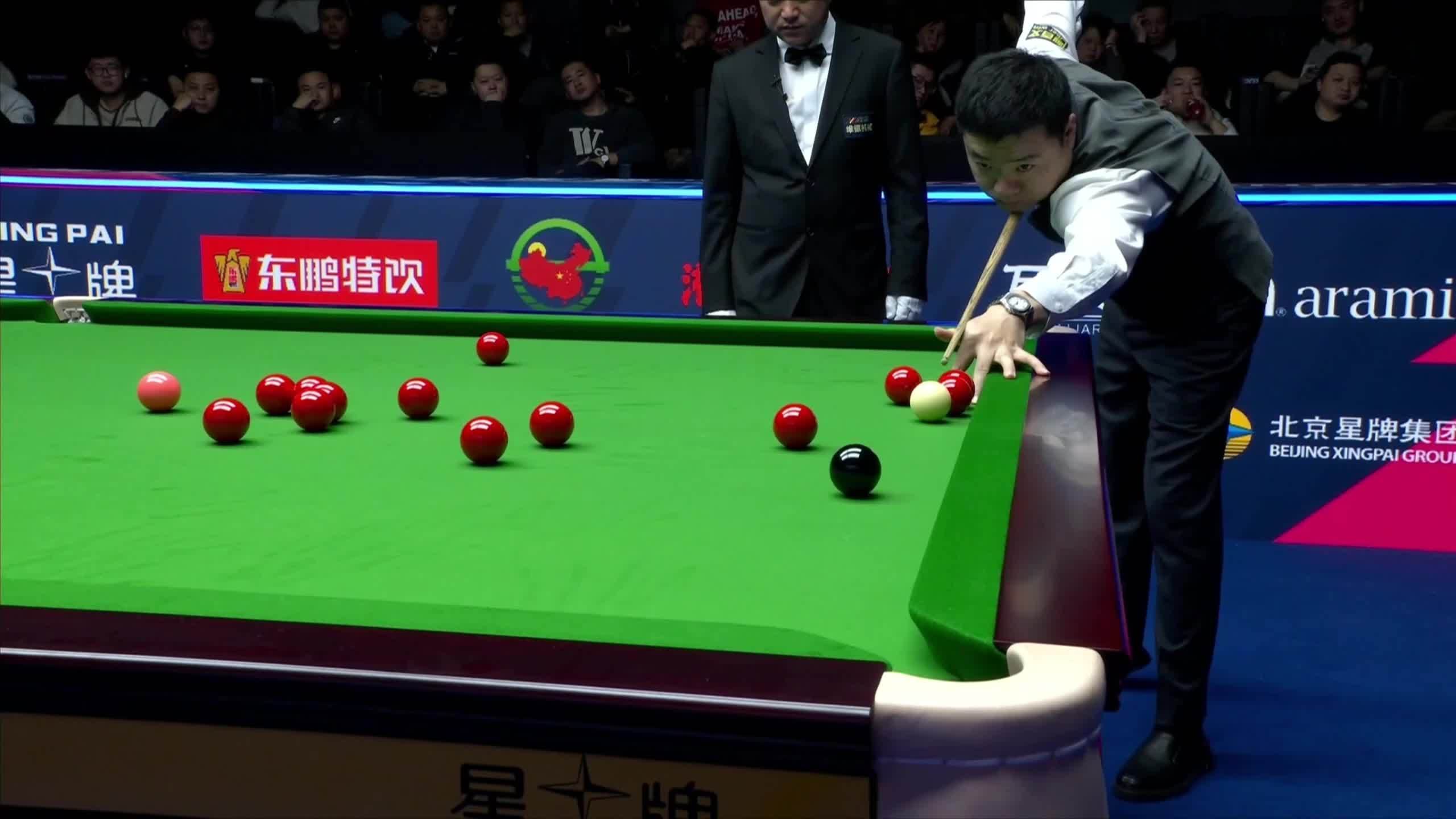 球员们各怀绝技,精彩表演连连 球员们各怀绝技,精彩表演连连