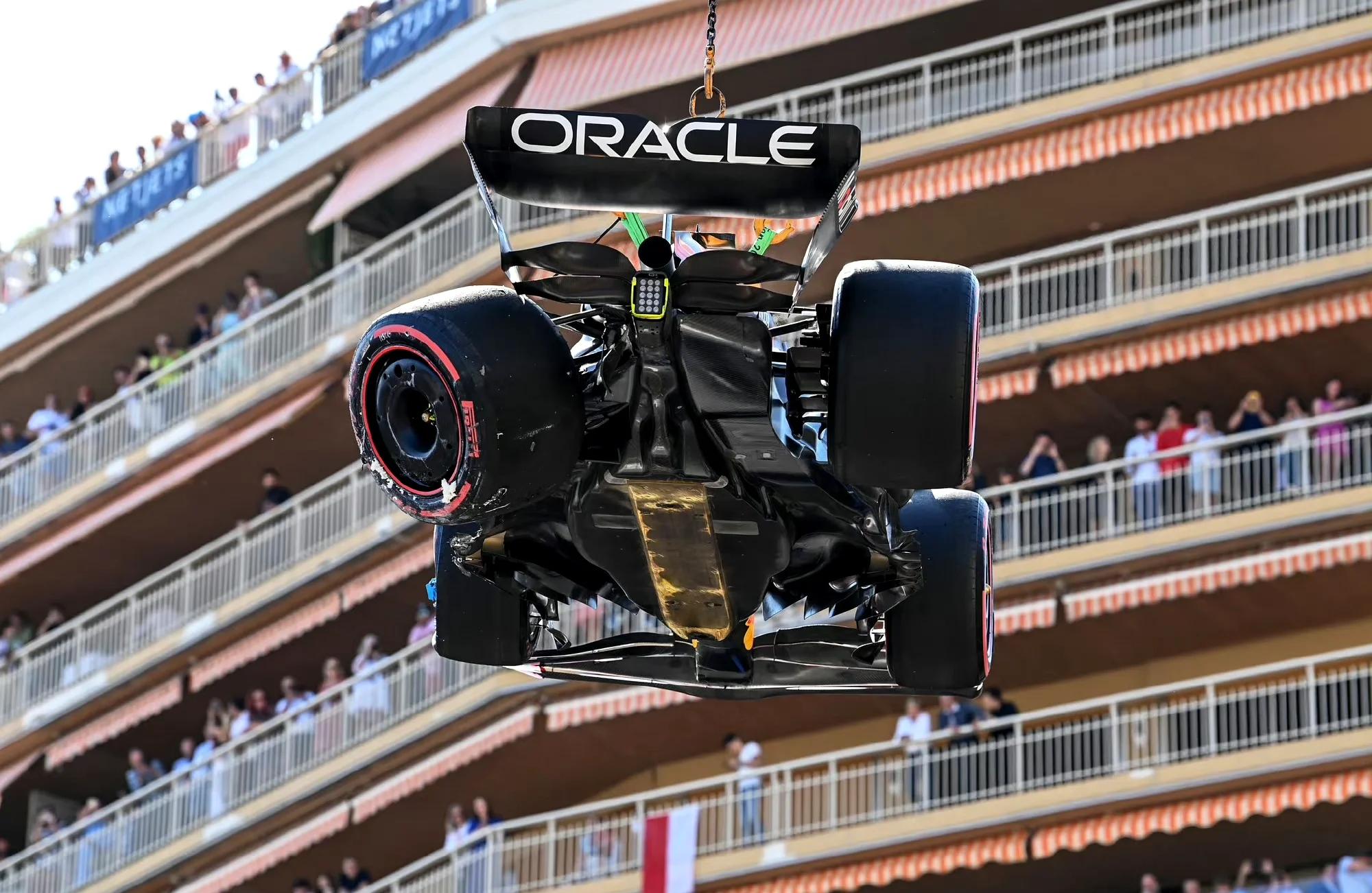 包含摩纳哥赛车手突然改行成为职业足球运动员，挑战未知领域的词条