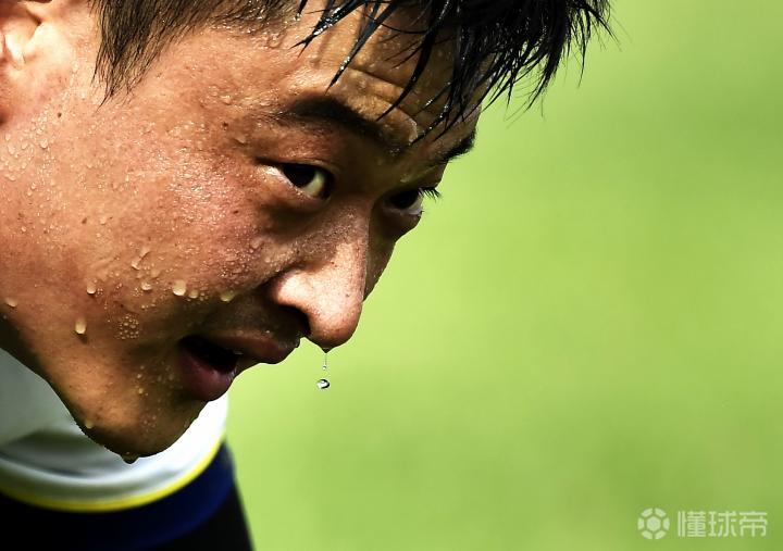 包含凯泽斯劳滕球员斗志昂扬，全力争取下一场胜利的词条