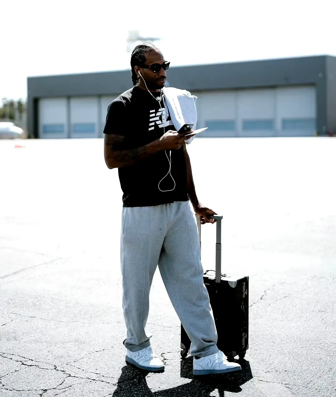 快船主帅因私事离开队伍