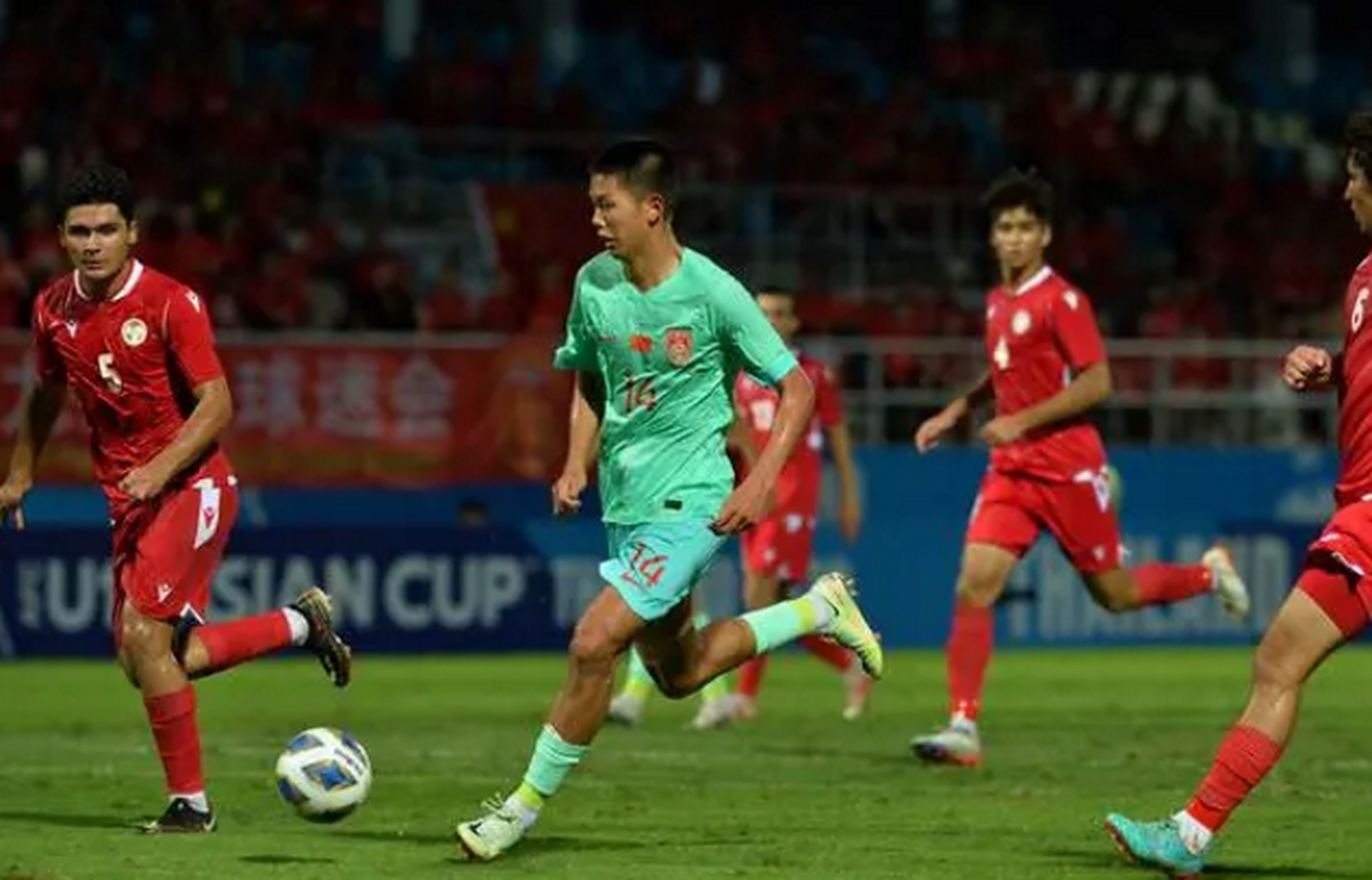 塔吉克斯坦队在与尼日利亚队交锋中获胜 塔吉克斯坦队在与尼日利亚队交锋中获胜