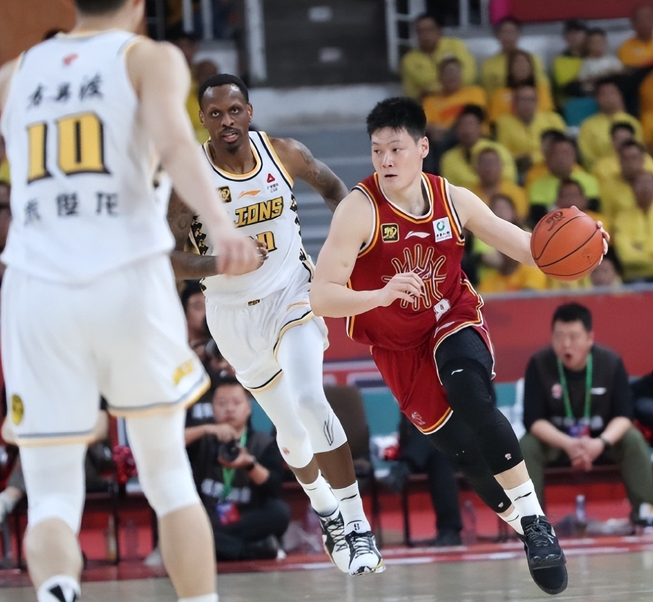 包含湖南男篮客场击败浙江队，稳固前八的词条