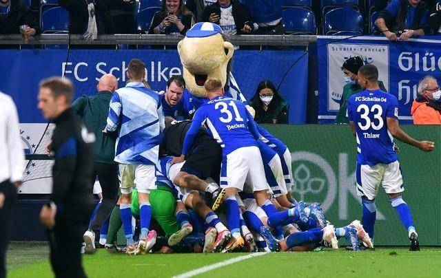 关于沙尔克客场惨败，降级之路愈加凶险的信息