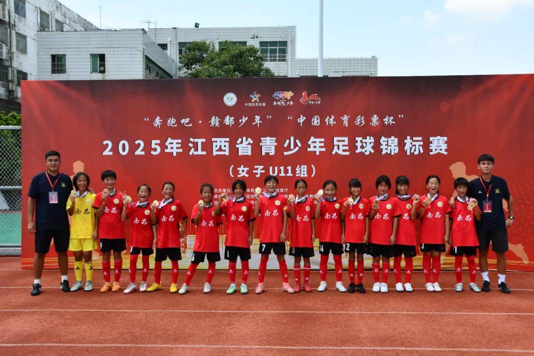 足球赛中,女队员们表现出色 足球赛中,女队员们表现出色