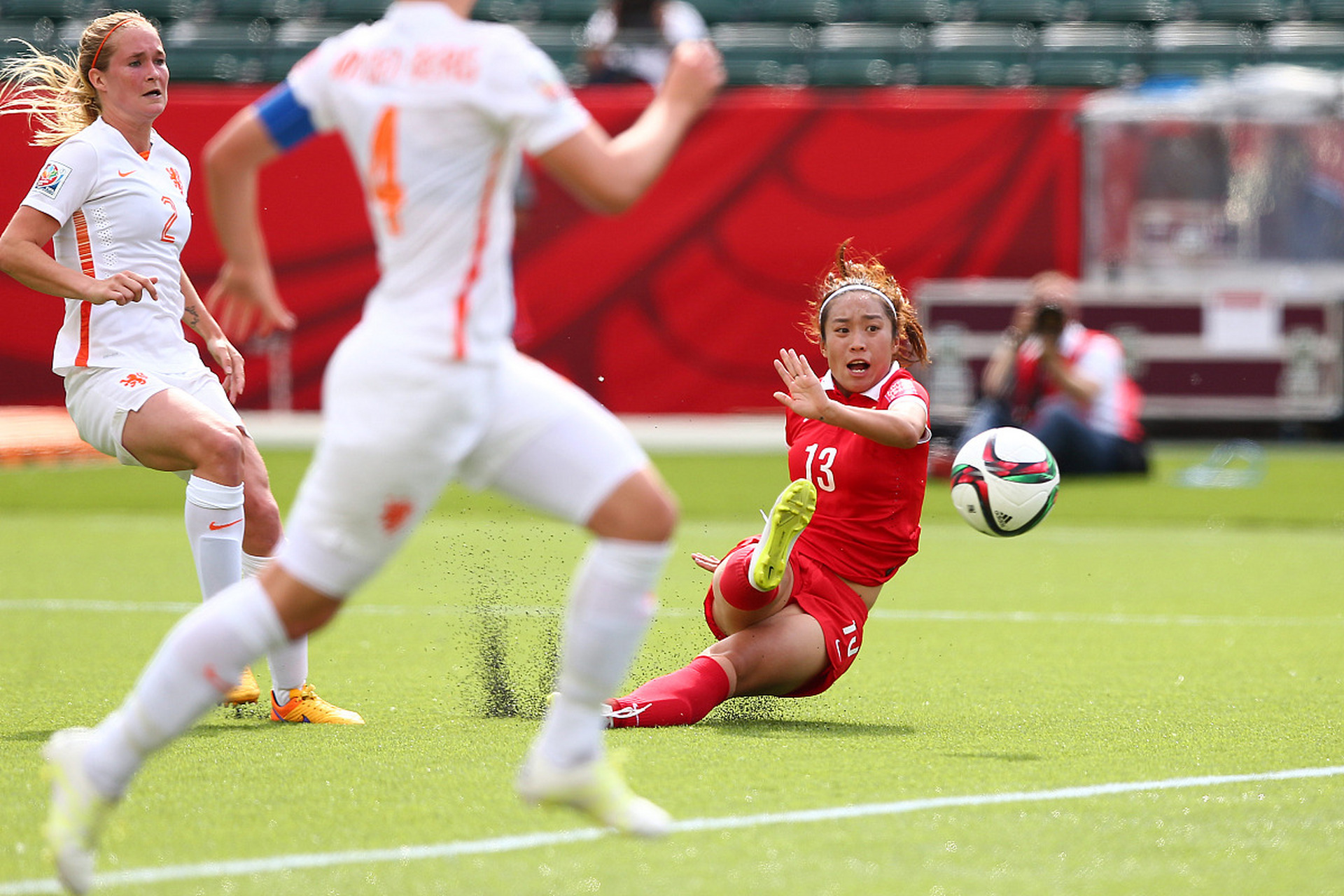 足球赛中,女队员们表现出色 足球赛中,女队员们表现出色