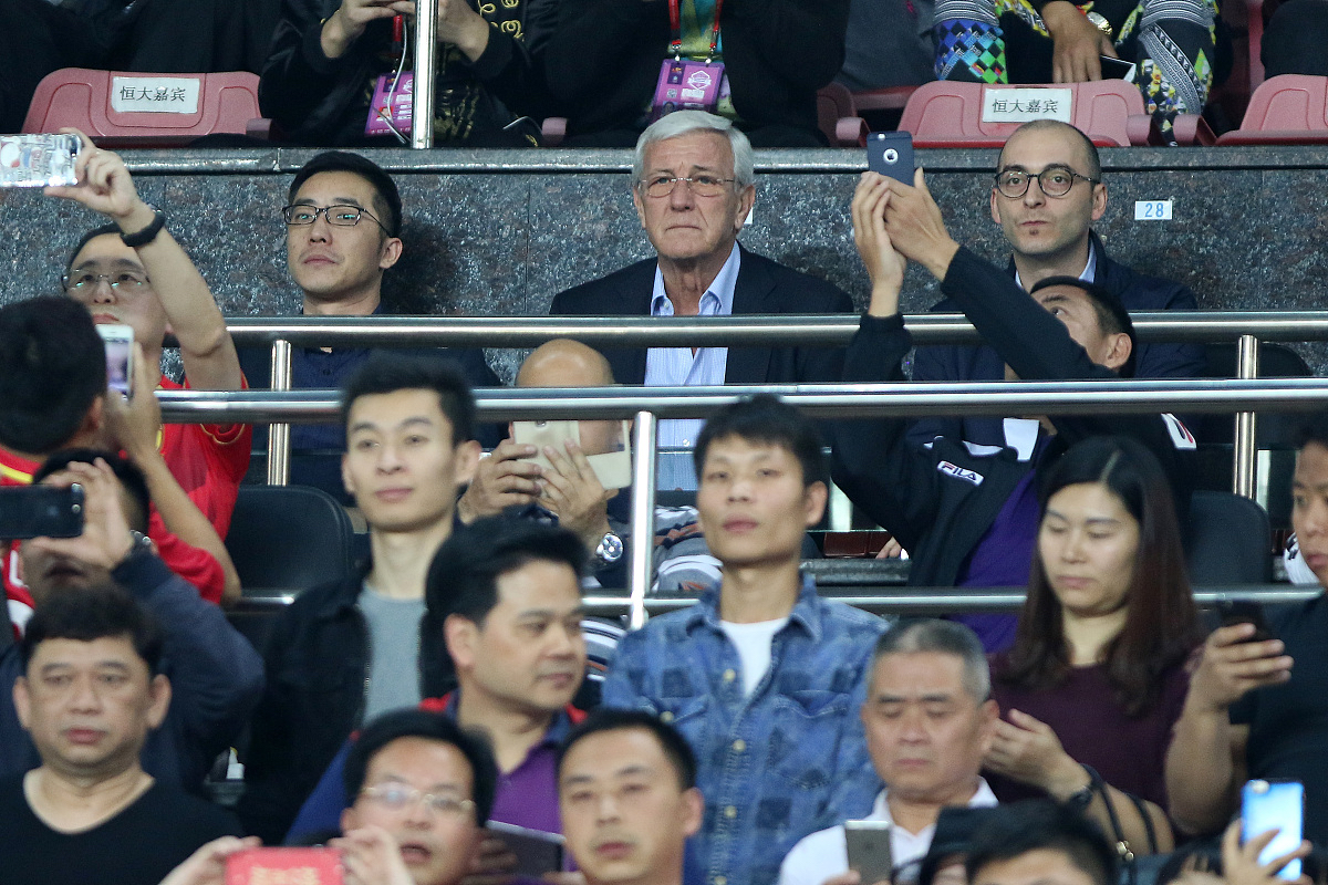 比赛胜负在一瞬间,观众情绪激动不已 比赛胜负在一瞬间,观众情绪激动不已