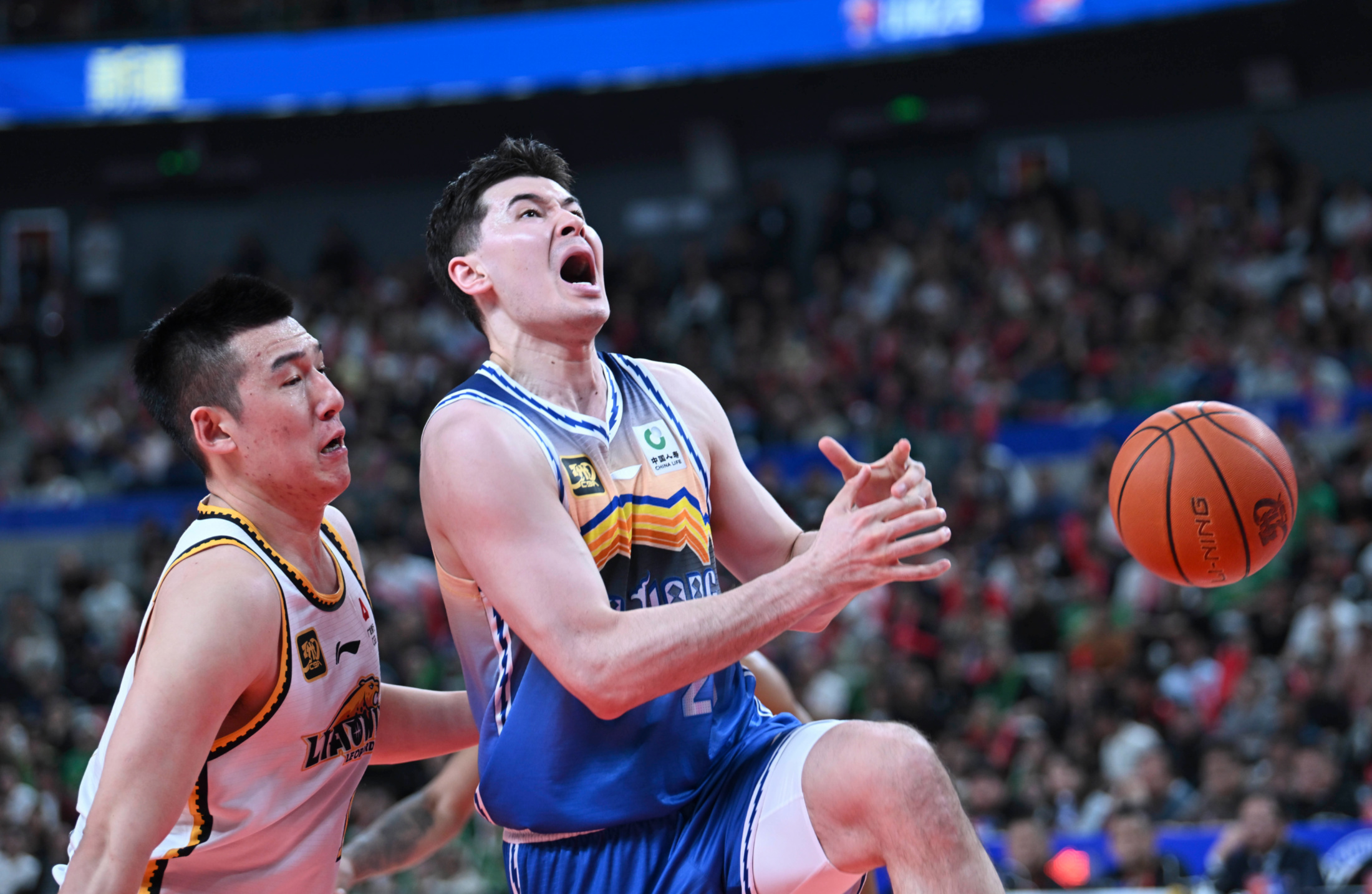 比赛胜负在一瞬间,观众情绪激动不已 比赛胜负在一瞬间,观众情绪激动不已