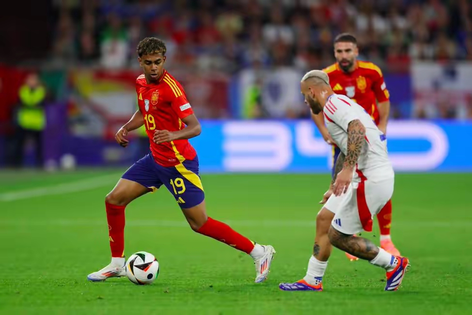 包含西班牙联赛狂轰滥炸纪录频出，球员速度飞快的词条