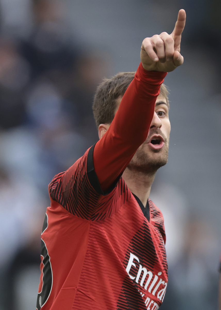 包含沃尔夫斯堡后卫表现稳健，成为球队守护神的词条