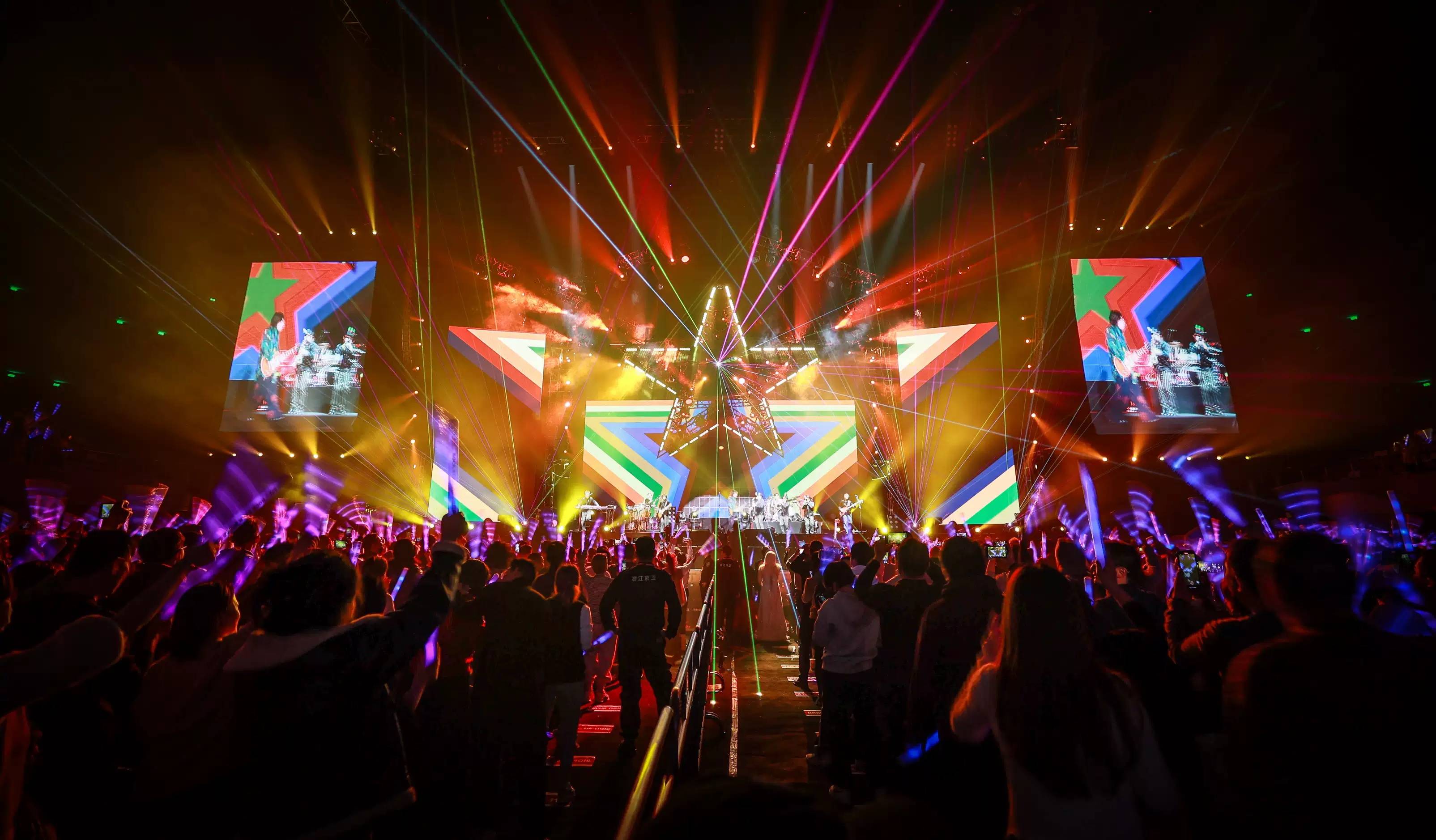 赛场上精彩纷呈，观众掌声雷动