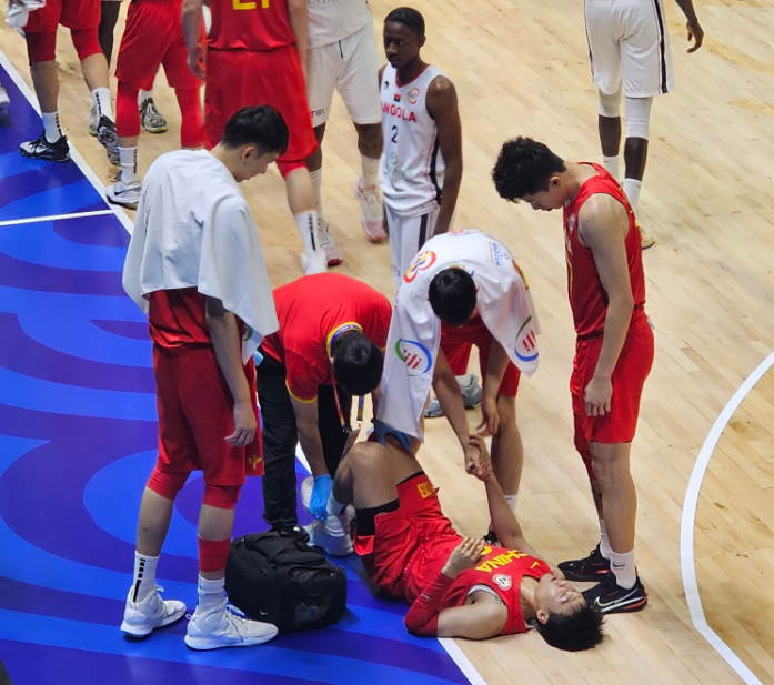 中国篮球联赛中多名球员在比赛中受伤